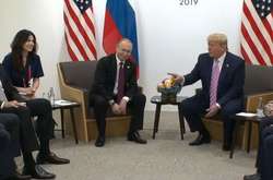 Росіяни відволікали американського президента красивою перекладачкою (на фото біля Путіна)