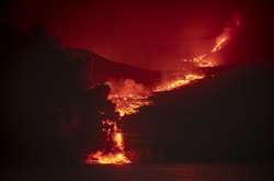 Вулканічна лава на Канарах досягла океану, спровокувавши викиди шкідливих газів