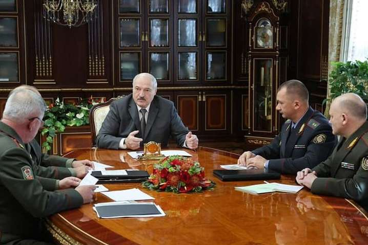 Лукашенко угрожает открыть фронт с Украиной