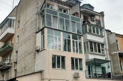 Жителі будинку розширили свої помешкання за рахунок добудованих балконів