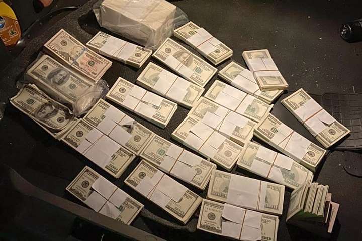 У Києві затримано двох ділків при спробі продати фальшиві $300 тис. (фото)