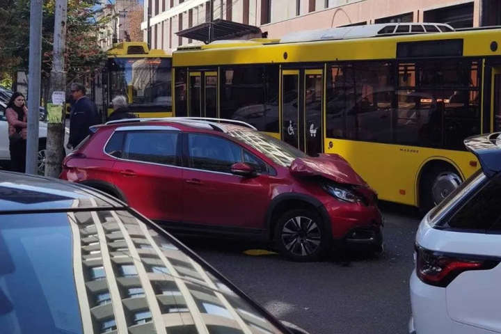 У центрі Києва автомобіль протаранив автобус із дітьми, є постраждалі (фото)