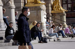 Нещеплені дорослі тепер повинні уникати ресторанів, нічних клубів і масових заходів