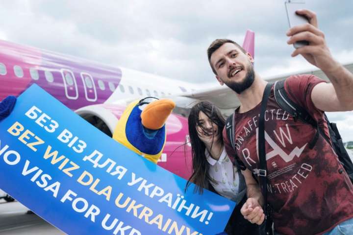 ЗМІ: країни ЄС підняли питання про скасування безвізу для України