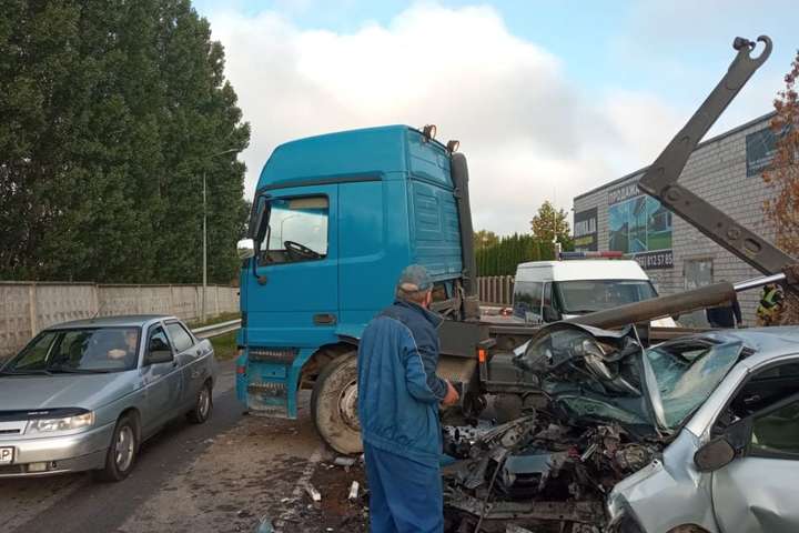 Смертельна ДТП під Києвом: Toyota влетіла у сміттєвоз (фото)