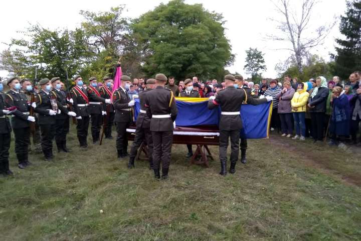 На Харківщині провели в останню путь воїна, який загинув на Донбасі (фото)