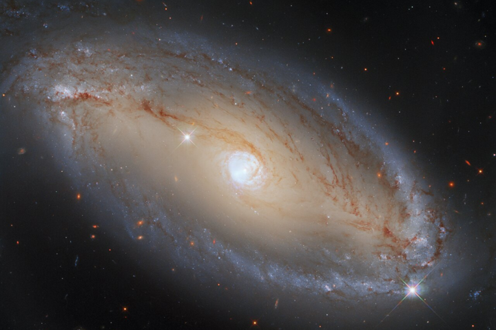 Телескоп Hubble сделал уникальный снимок спиральной галактики (фото)