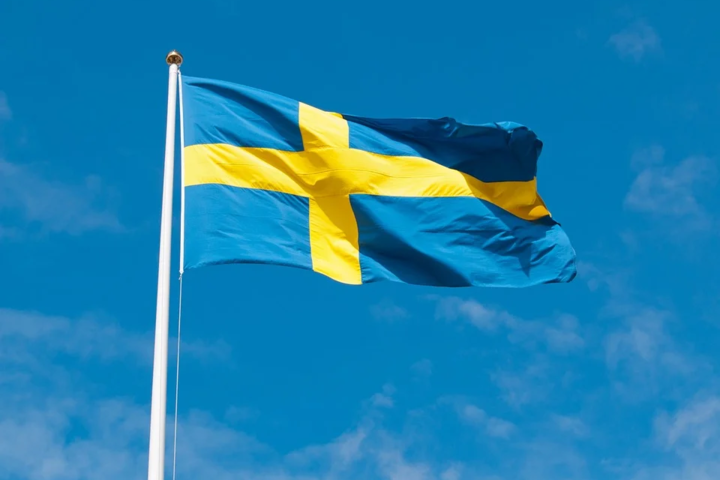Власть Швеции сняла большинство карантинных ограничений для вакцинированных