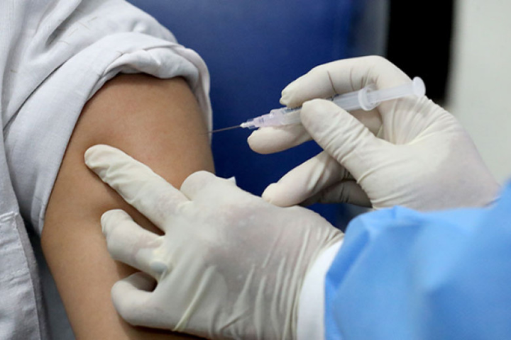 Более 7 млн украинцев получили первую прививку от коронавируса 