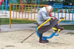 В Киеве бабушка на тренажере восхитила соцсети (видео)