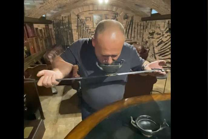 Луценко подарил Ярошу «меч викингов» и виски в ольвийской чаше (видео)
