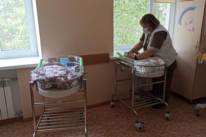 У Кропивницькому мати залишила новонароджених двійнят: жінка має ще шістьох дітей, яких теж не виховує