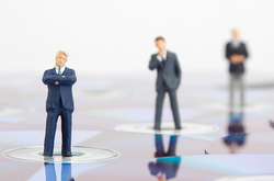 Клімпуш-Цинцадзе вважає, що закон про олігархів потрібен владі як інструмент для переділу ринку медіа, для визначення олігархами одних людей і збагачення інших.