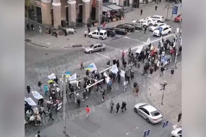 В центре Киева прошла колонна антивакцинаторов (видео)