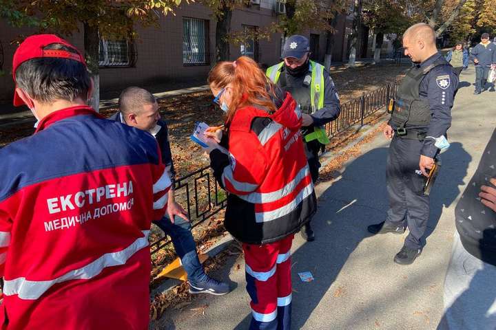 У центрі Києва водій жорстоко побив інспектора з паркування (фото)