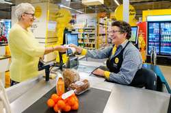 В Нидерландах открыли кассы для одиноких старушек, которые любят поболтать