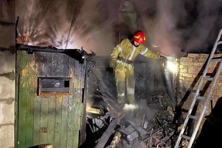 На приватному обійсті в Києві сталася велика пожежа (фото)