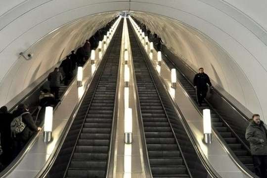 Банани зупинили ескалатор метро в Києві