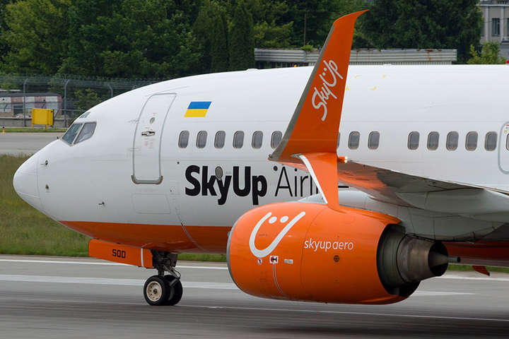 Авіакомпанія SkyUp силоміць зняла з літака українців, що поверталися з Албанії