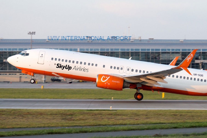 Авиакомпания «SkyUp» силой сняла с самолета украинцев, которые возвращались из Албании 