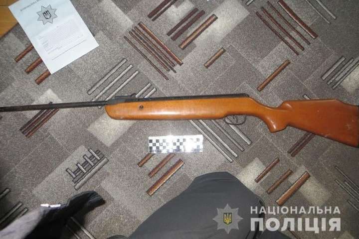 У Києві чоловік стріляв у перехожого із пневматичної гвинтівки (фото)