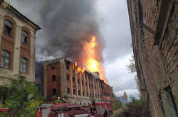На Закарпатті масштабна пожежа: горів колишній завод (фото, відео)