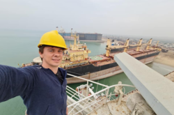 Дмитрий Комаров показал, как занимался «мужской работой» в Пакистане (фото)