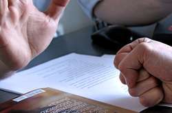 Колектори, які шантажували боржника, отримали великий штраф від Нацбанку 