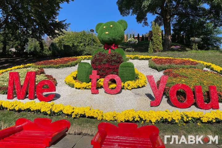 Влюбленные единороги и Купидоны: в Киеве открылась цветочная выставка про любовь