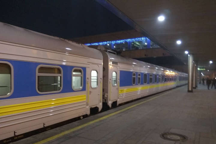 Квитки є, а вагонів нема: пасажири потяга «Київ – Чернівці» розповіли про невдалу поїздку
