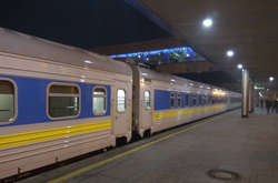 Квитки є, а вагонів нема: пасажири потяга «Київ – Чернівці» розповіли про невдалу поїздку