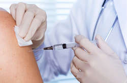  Лікарка-інфекціоністка зазначила,  що навіть людям з алергією можна робити щеплення від Covid-19.