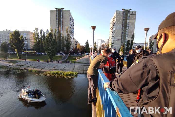 У Києві хлопець хотів стрибнути з мосту через нерозділене кохання (фото)