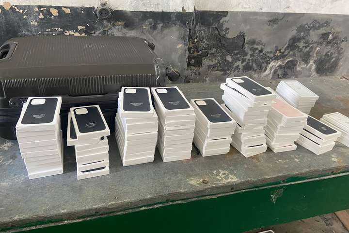 Українець намагався провезти через польський кордон понад 60 смартфонів Apple (фото)