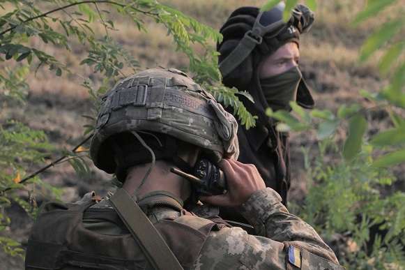 Ситуація на Донбасі: бойовики двічі обстріляли позиції українських військ