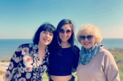 Мендель рассказала о своих «женихах» в школе и первую учительницу