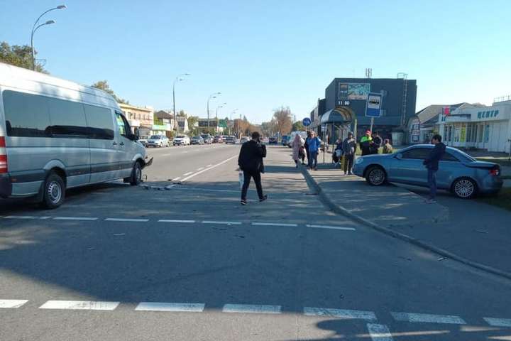 Серйозна ДТП під Києвом: автівку відкинуло на зупинку з людьми (фото)