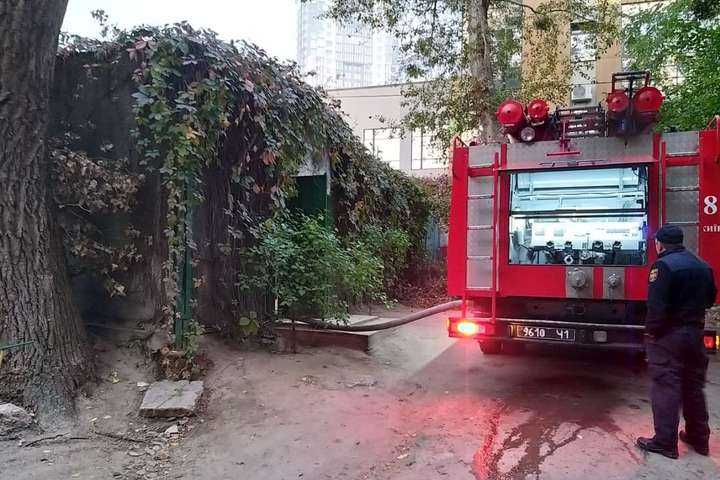 У палаючій будівлі в Києві рятувальники виявили тіло чоловіка