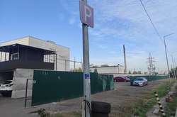 Огорожу стоянки перемістили на декілька метрів, звільнивши тротуар