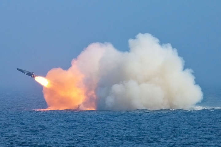 Росія заявила про перший пуск гіперзвукової ракети