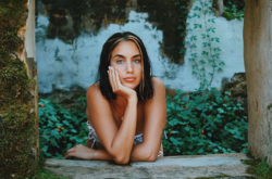 Популярная блогерша мастерски разоблачает все идеальные снимки в бикини. Курьезные фото