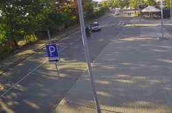 Мотоцикліст пролетів 10 метрів після зіткнення з автомобілем і вижив (відео)