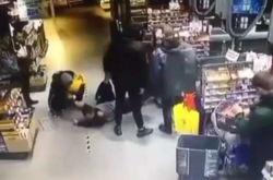  На кадрах подростки били мужчин руками и ногами 