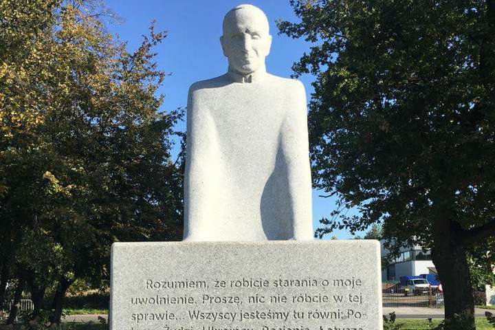 У Польщі відкрили пам’ятник українському священнику, що рятував в’язнів Майданеку (фото)