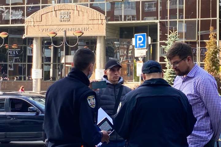 Правоохоронці проводять необхідні слідчі дії для об&rsquo;єктивного досудового розслідування нападу на журналістів у банку - В «Укрексімбанку» скоєно напад на журналістів
