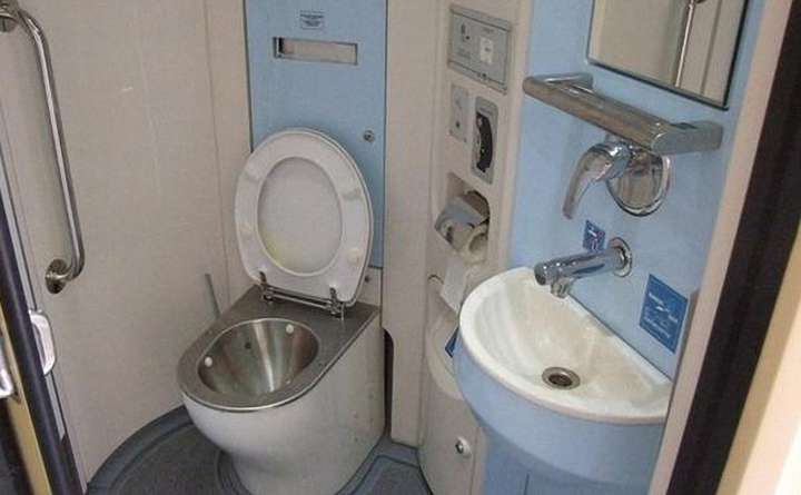 «Укрзалізниця» купила туалетні «сідушки» по 10 тис. грн і кнопки змиву за ціною смартфонів