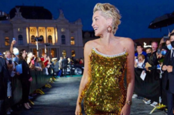 Смешной наряд. 63-летнюю Шэрон Стоун высмеяли за слишком откровенный наряд (фото)