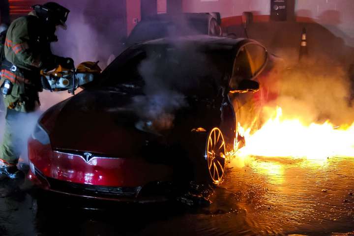 Tesla вчергове показала своє найслабше місце: електромобіль знищив сам себе (фото)
