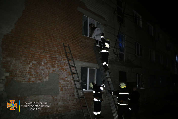 У Дніпрі люди з палаючого будинку рятувалися через вікна (фото, відео) 