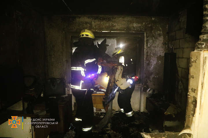 В Днепре люди из горящего дома спасались через окна (фото, видео) 